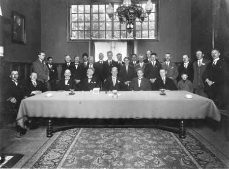 HVB FO 00378  In de raadszaal, jaren '20, met in het midden H.D.A. van Reenen (1)